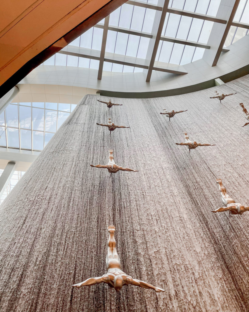 Sculptures of figures diving into the fountain in Mall of Dubai