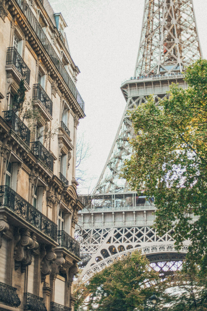 A COMPREHENSIVE GUIDE TO PARIS